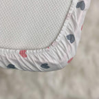 Detská plachta do postieľky 60 × 120 cm – sivo-púdrové srdiečka na bielej