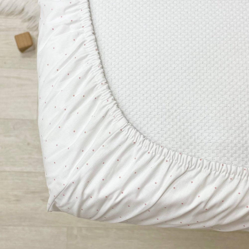 Detská plachta do postieľky 60 × 120 cm – púdrová bodka na bielej