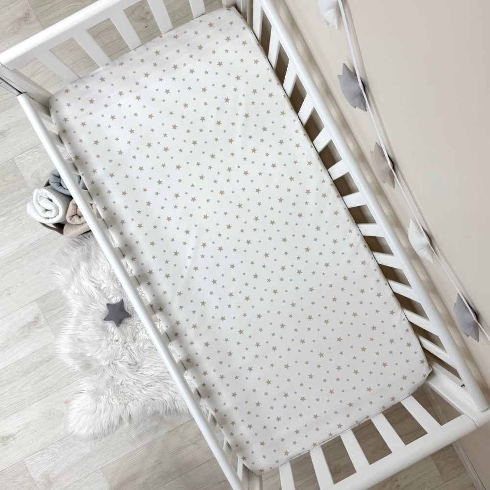 Detská plachta do postieľky 60 × 120 cm – Rozsypané hviezdičky béžové na bielom