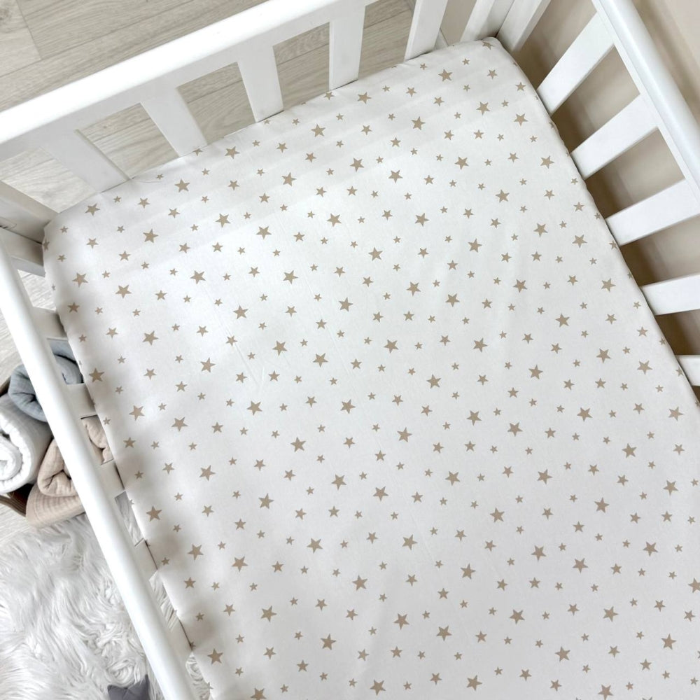 Detská plachta do postieľky 60 × 120 cm – Rozsypané hviezdičky béžové na bielom