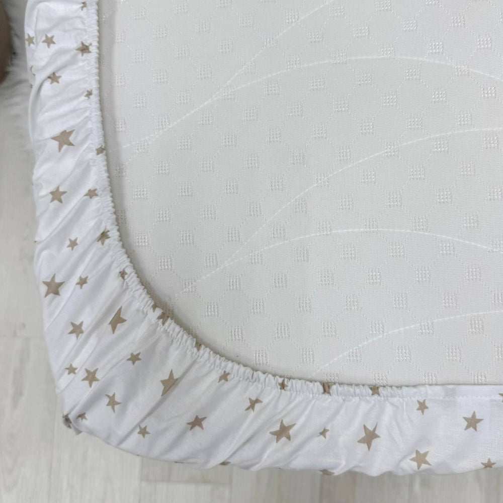 Detská plachta do postieľky 60 × 120 cm – Rozsypané hviezdičky béžové na bielom