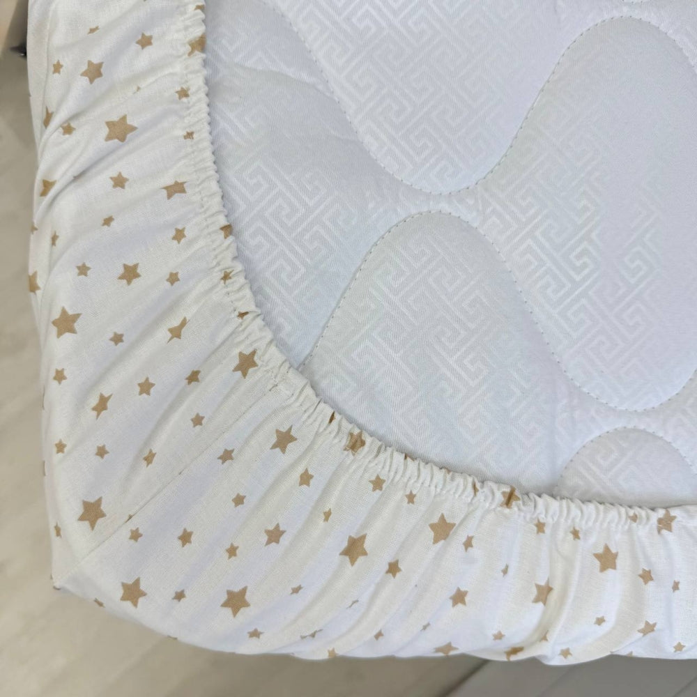 Detská plachta do postieľky 70 × 70 cm – hviezdny dážď béžový na bielej