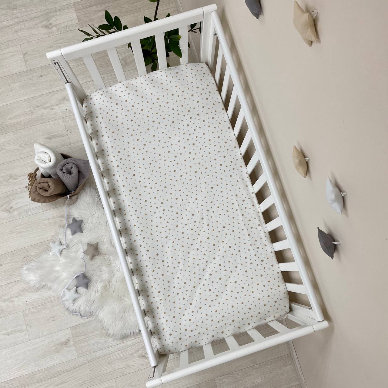 Detská plachta do postieľky 60 × 120 – rozptýlené hviezdy béžové na bielom