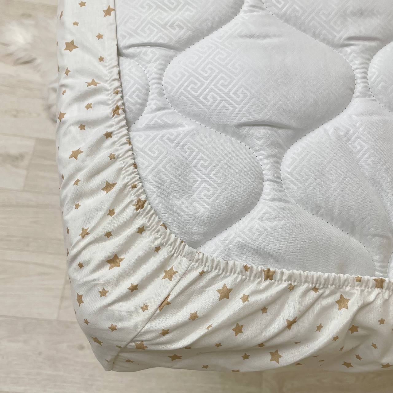 Detská plachta do postieľky 60 × 120 – rozptýlené hviezdy béžové na bielom