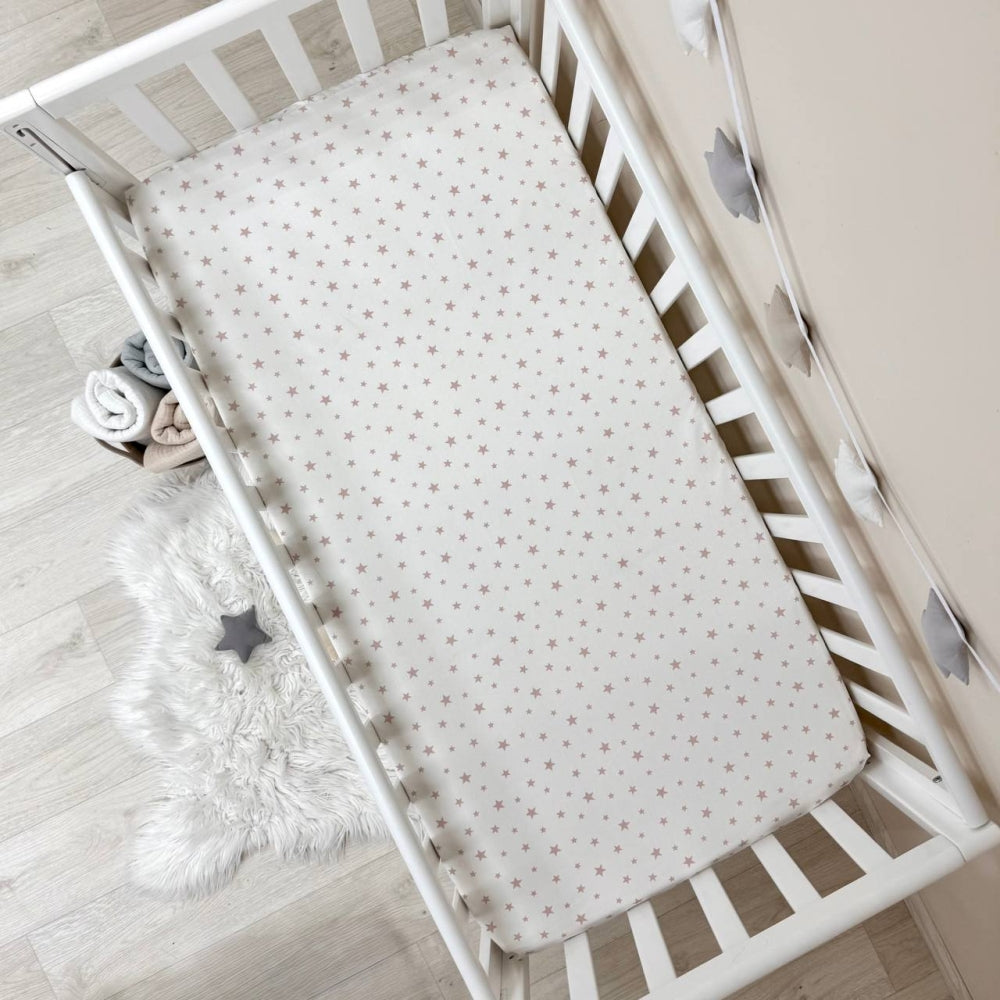 Detská plachta do postieľky 60 × 120 cm – Rozsypané hviezdičky púdrové na bielom