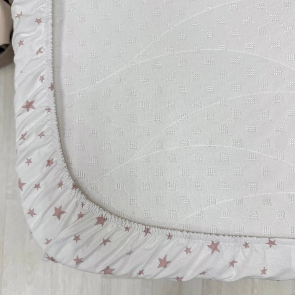 Detská plachta do postieľky 60 × 120 cm – Rozsypané hviezdičky púdrové na bielom