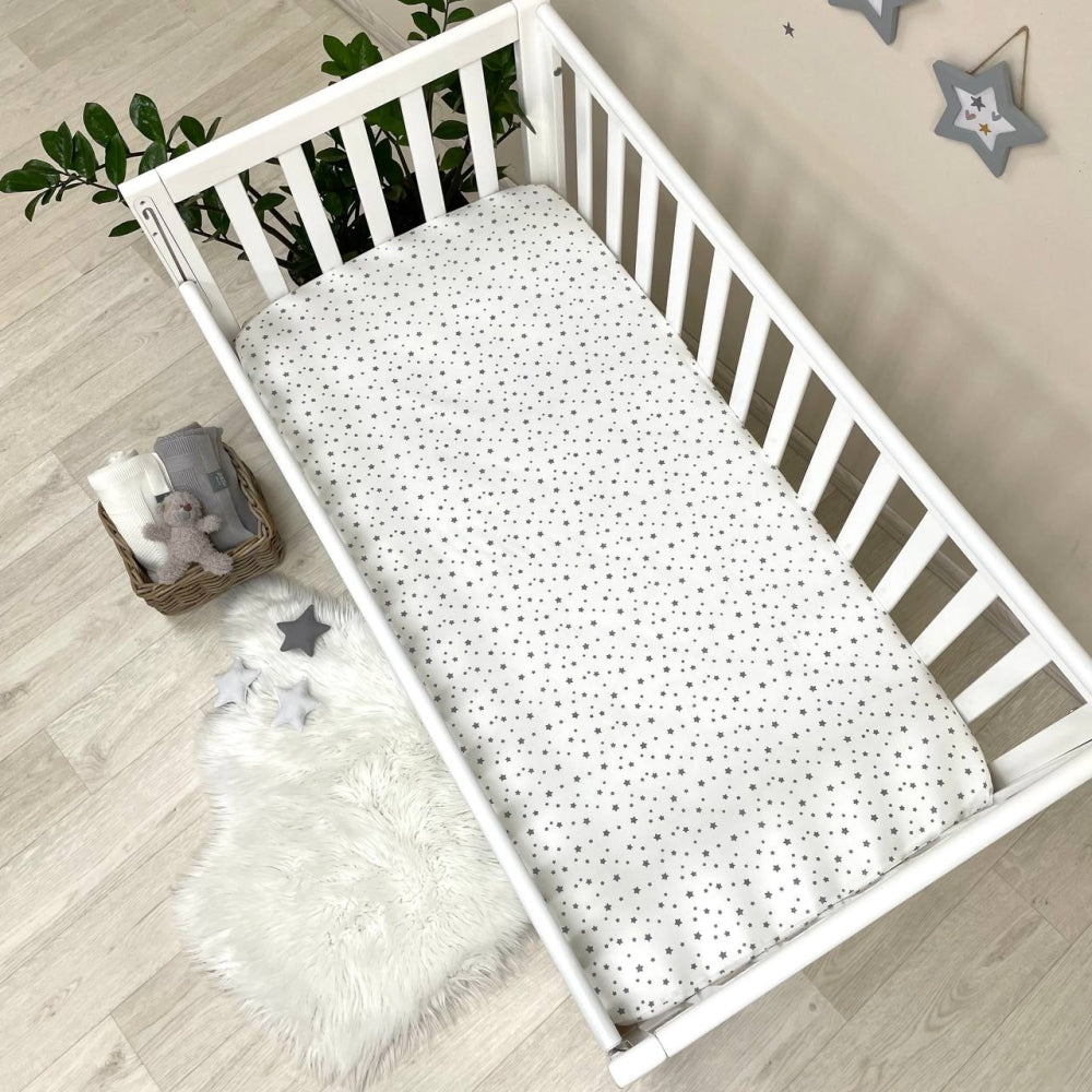 Detská plachta do postieľky 60 × 120 cm – dažďové hviezdy sivé na bielej