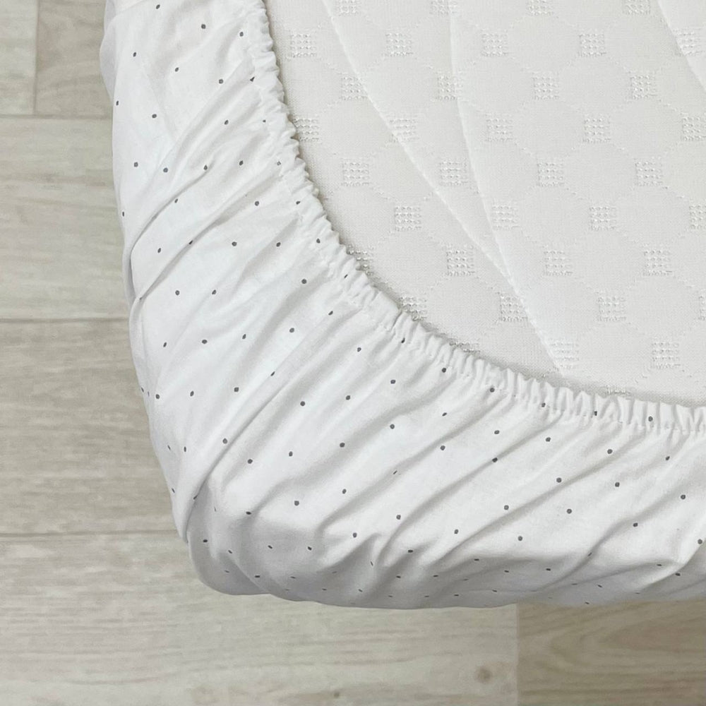 Detská plachta do postieľky 60 × 120 cm – sivá bodka na bielej