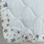 Detská plachta do postieľky 60 × 120 cm – akvarelové hviezdy púdrovo-sivé