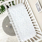 Mušelínová plachta do postieľky 120 × 60 cm – Baby Dear modrá
