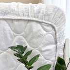Mušelínová plachta do postieľky 120 × 60 cm – Baby Dear modrá