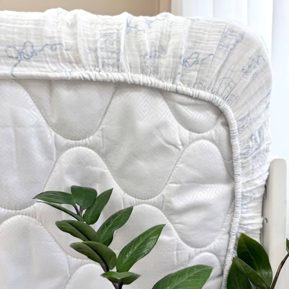 Mušelínová plachta do postieľky 120 × 60 cm – Baby Dear modrá