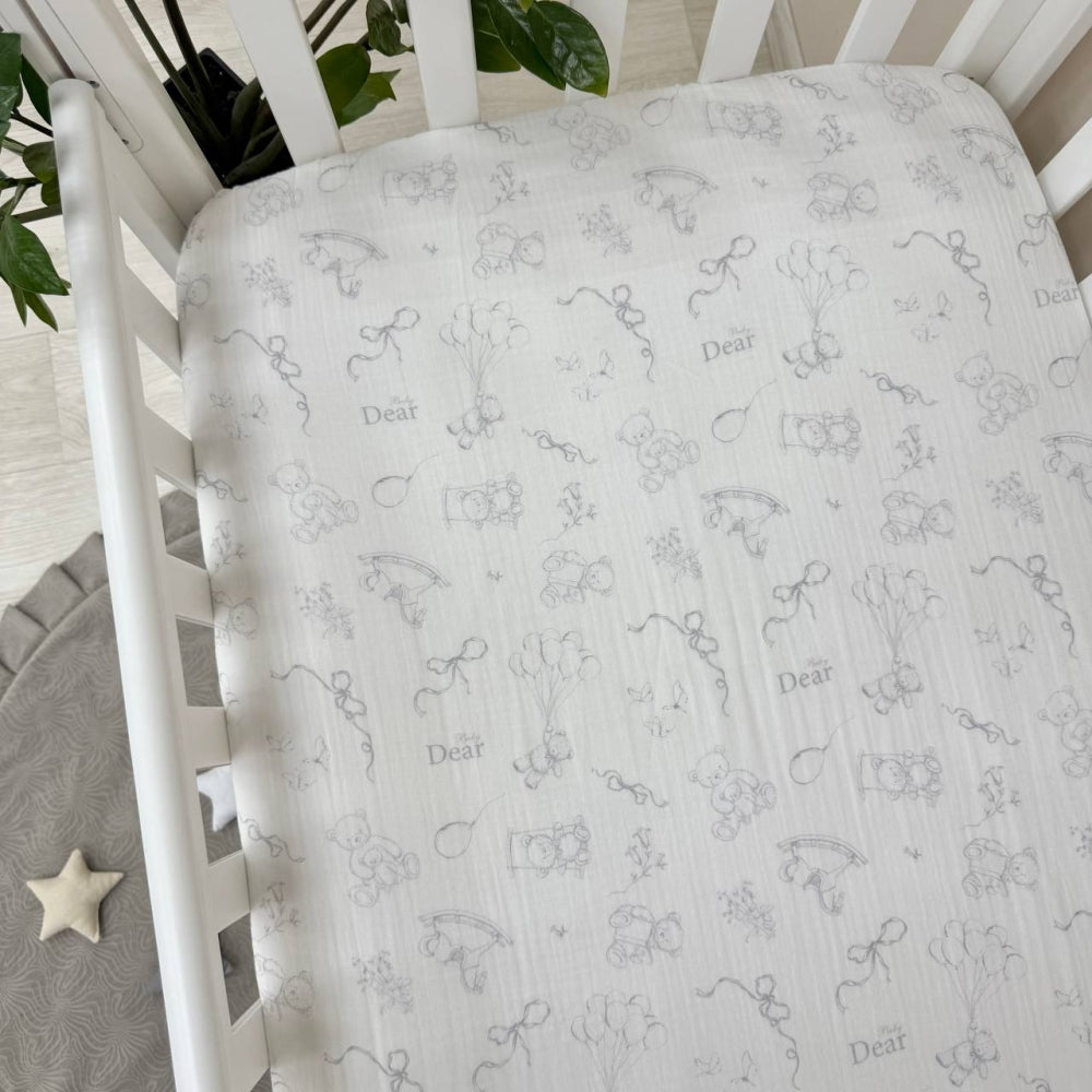 Mušelínová plachta do postieľky 120 × 60 cm – Baby Dear sivá