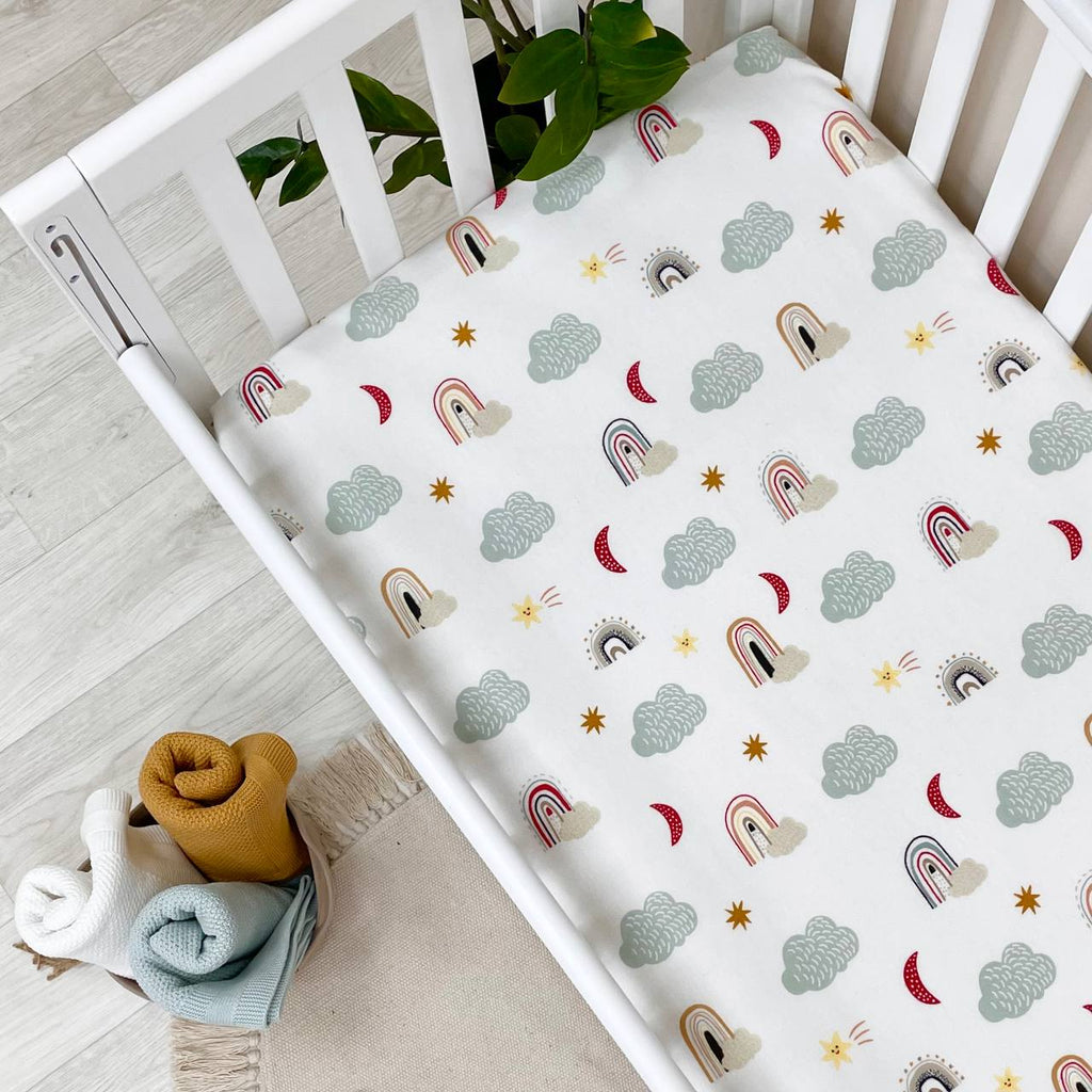 Flanelová napínacia plachta do postieľky 120 × 60 cm – Dúhy v obláčikoch mäta