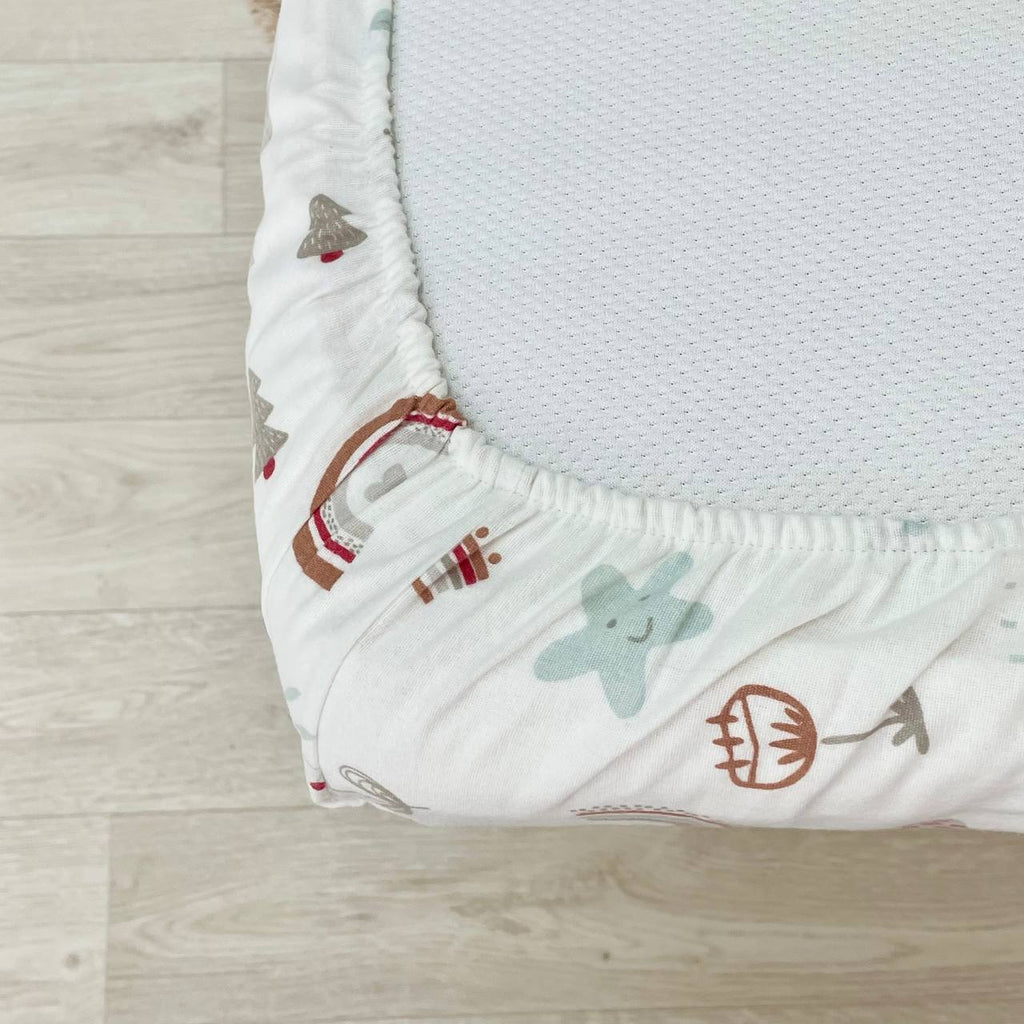 Flanelová napínacia plachta do postieľky 120 × 60 cm – Hory a dúhy