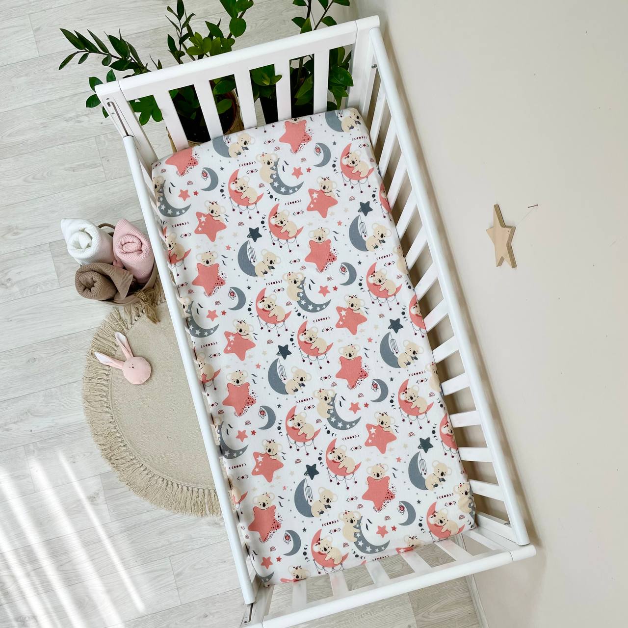 Flanelová napínacia plachta do postieľky 120 × 60 cm – Koala na mesiaci