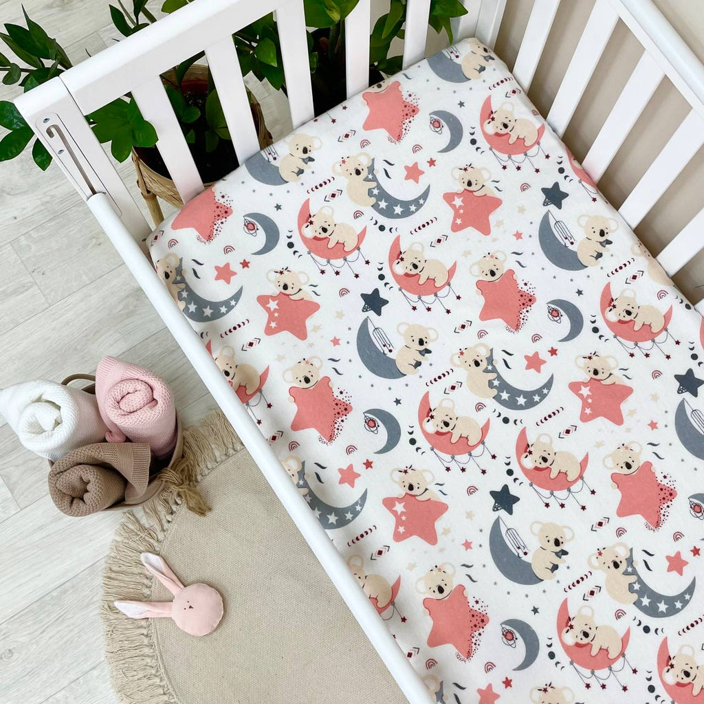 Flanelová napínacia plachta do postieľky 120 × 60 cm – Koala na mesiaci