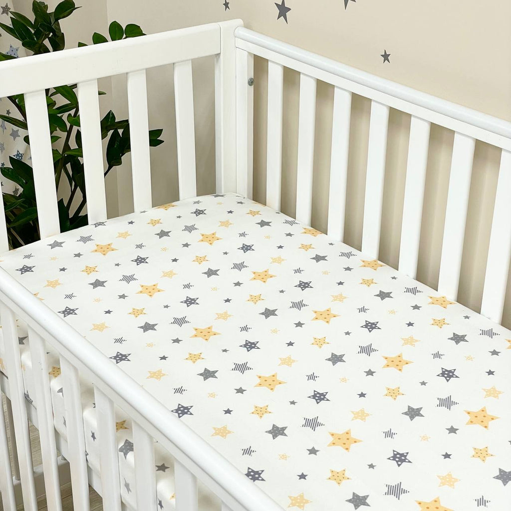 Flanelová napínacia plachta do postieľky 120 × 60 cm – Stars sivo-žltá