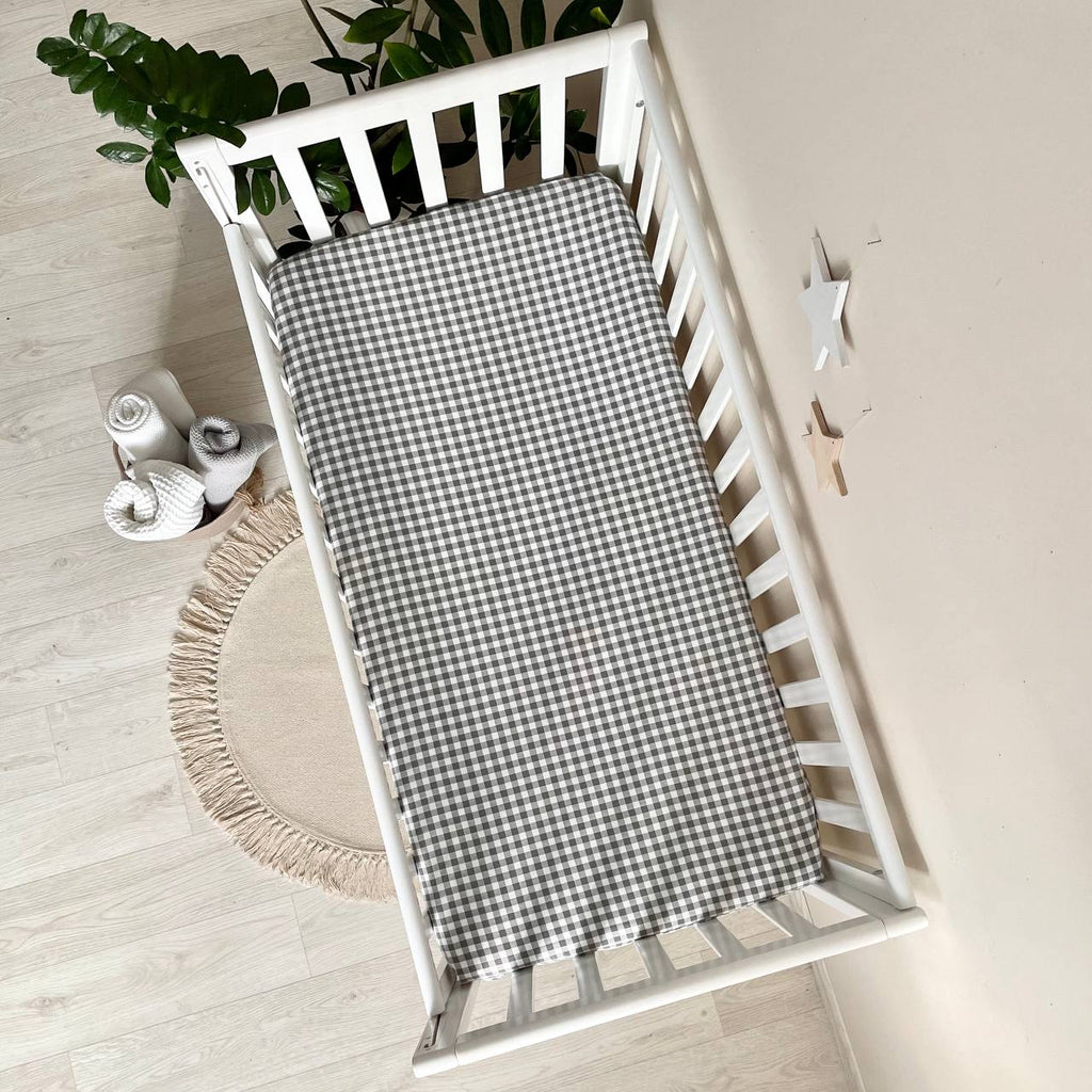 Flanelová napínacia plachta do postieľky 120 × 60 cm – Kocka sivo-biela
