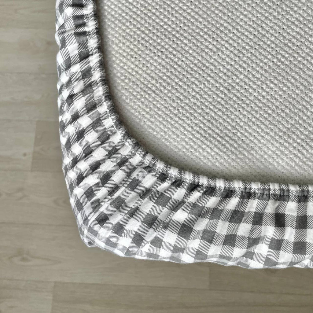 Flanelová napínacia plachta do postieľky 120 × 60 cm – Kocka sivo-biela