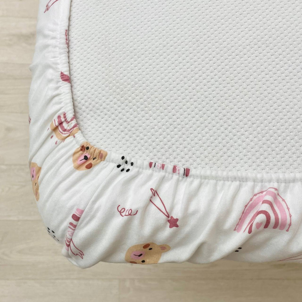 Flanelová napínacia plachta do postieľky 120 × 60 cm – Medvedíky s ružovými dúhami