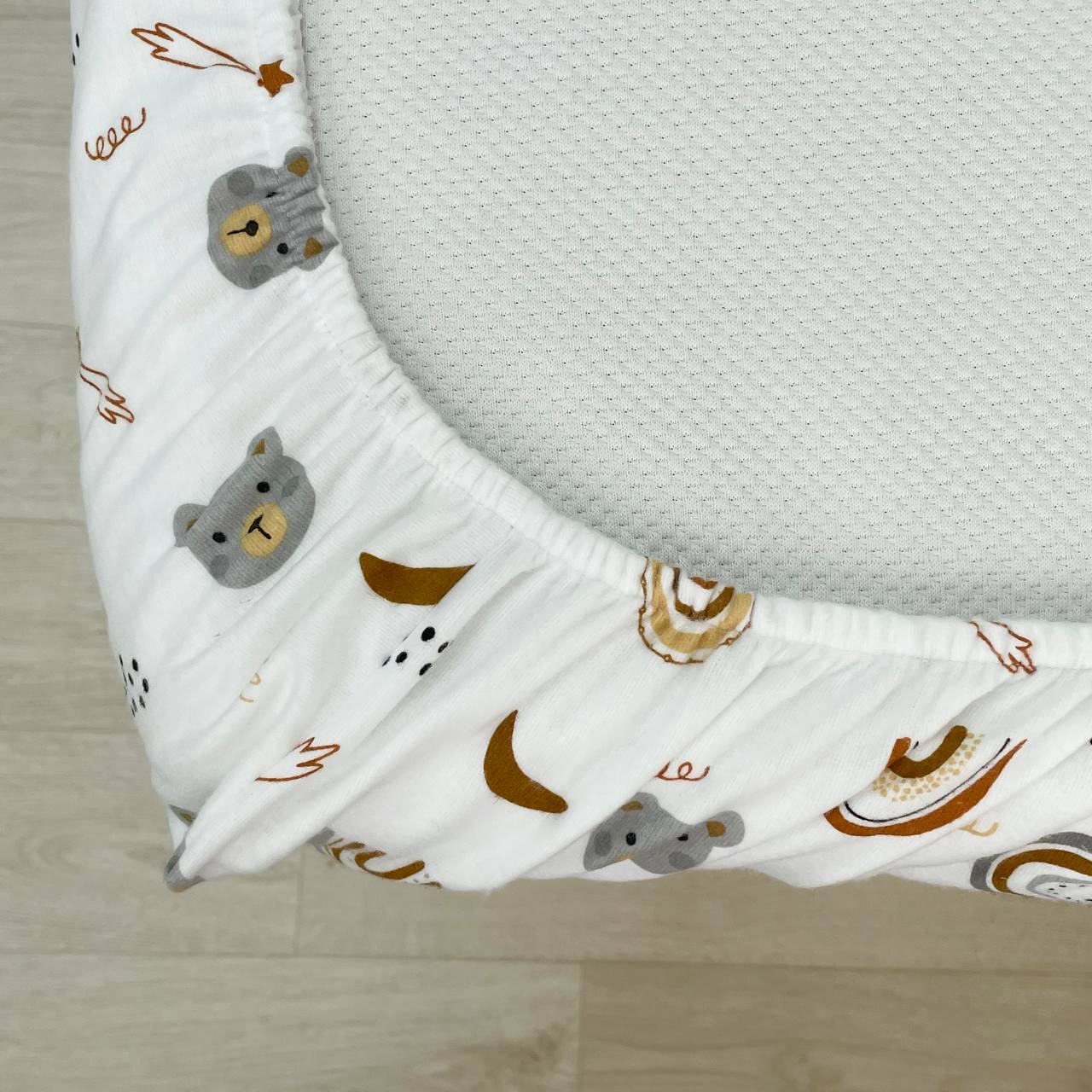 Flanelová napínacia plachta do postieľky 120 × 60 cm – Medvedíky s terakotovými dúhami