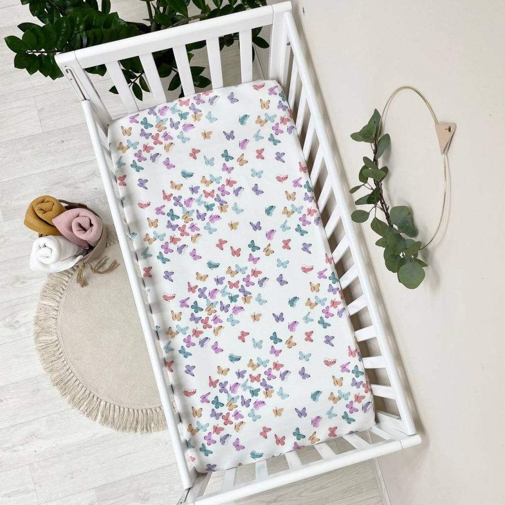 Flanelová napínacia plachta do postieľky 120 × 60 cm – Motýle ružovo-mätové