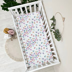 Flanelová napínacia plachta do postieľky 120 × 60 cm – Motýle ružovo-mätové