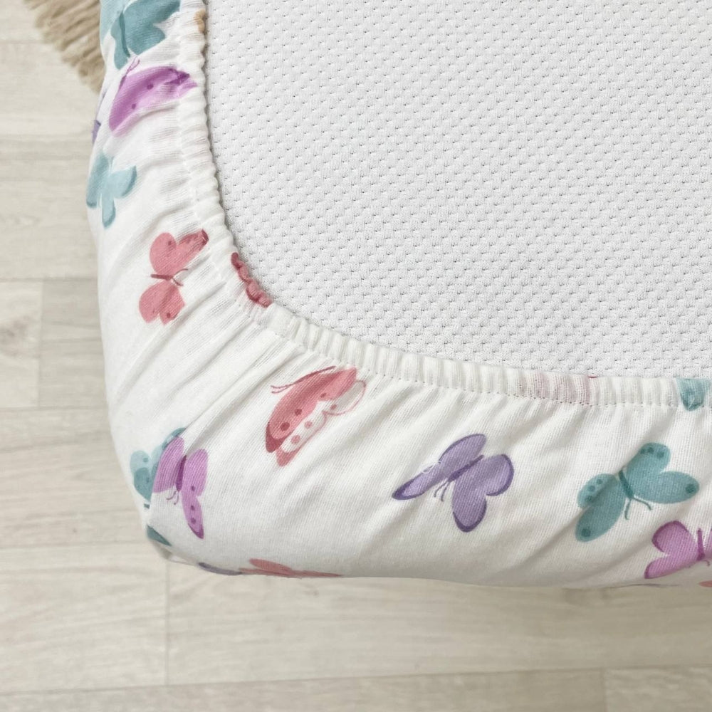 Flanelová napínacia plachta do postieľky 120 × 60 cm – Motýle ružovo-mätové