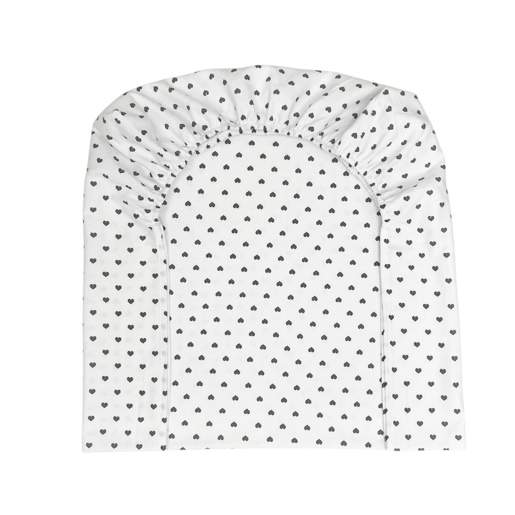 Flanelová napínacia plachta do postieľky 120 × 60 cm – Srdiečka sivé na bielom