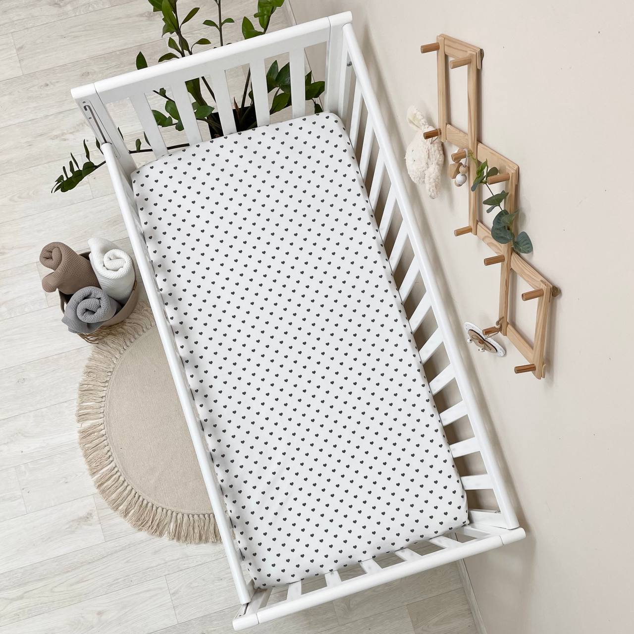 Flanelová napínacia plachta do postieľky 120 × 60 cm – Srdiečka sivé na bielom