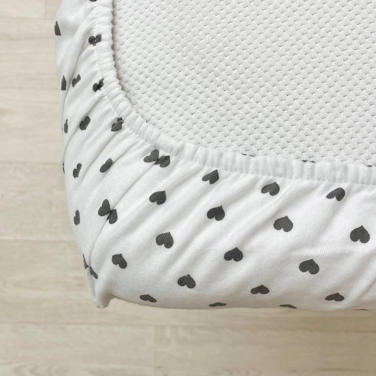 Flanelová napínacia plachta do postieľky 120 × 60 cm – Srdiečka sivé na bielom