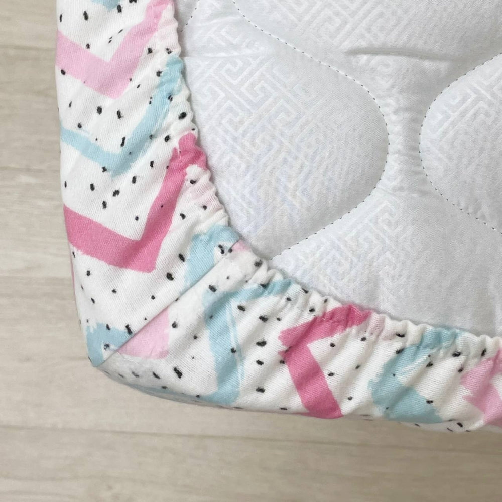 Flanelová napínacia plachta do postieľky 120 × 60 cm – Zigzag ružovo-mätový