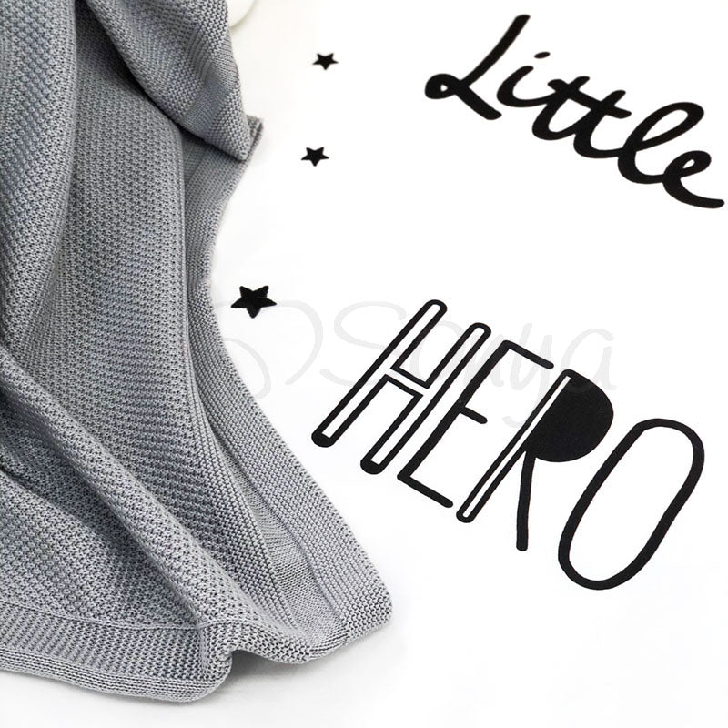 Plachta s potlačou do postieľky 60 × 120 cm – Little Hero