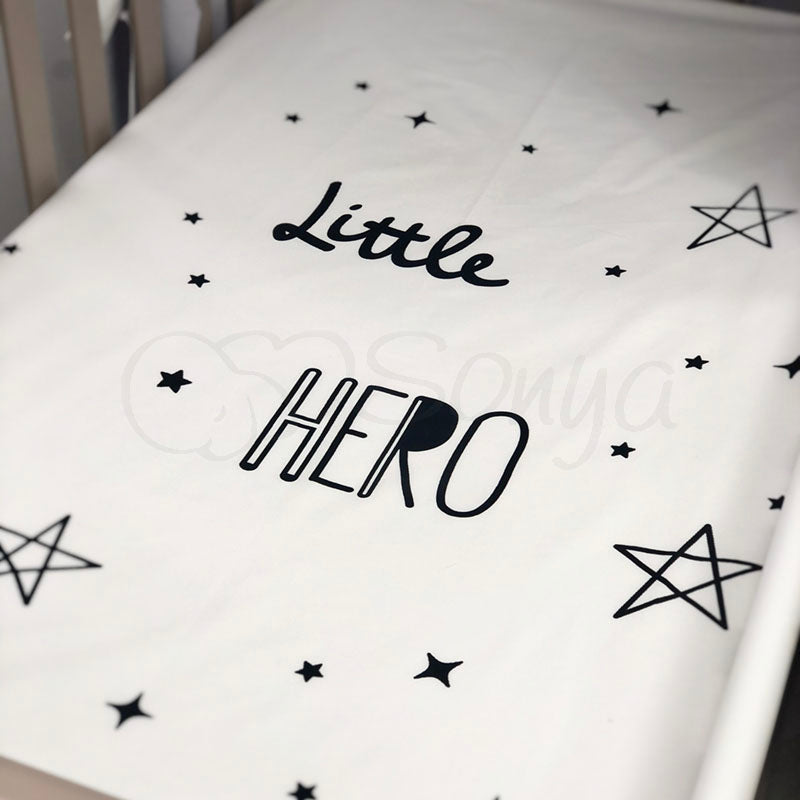 Plachta s potlačou do postieľky 60 × 120 cm – Little Hero