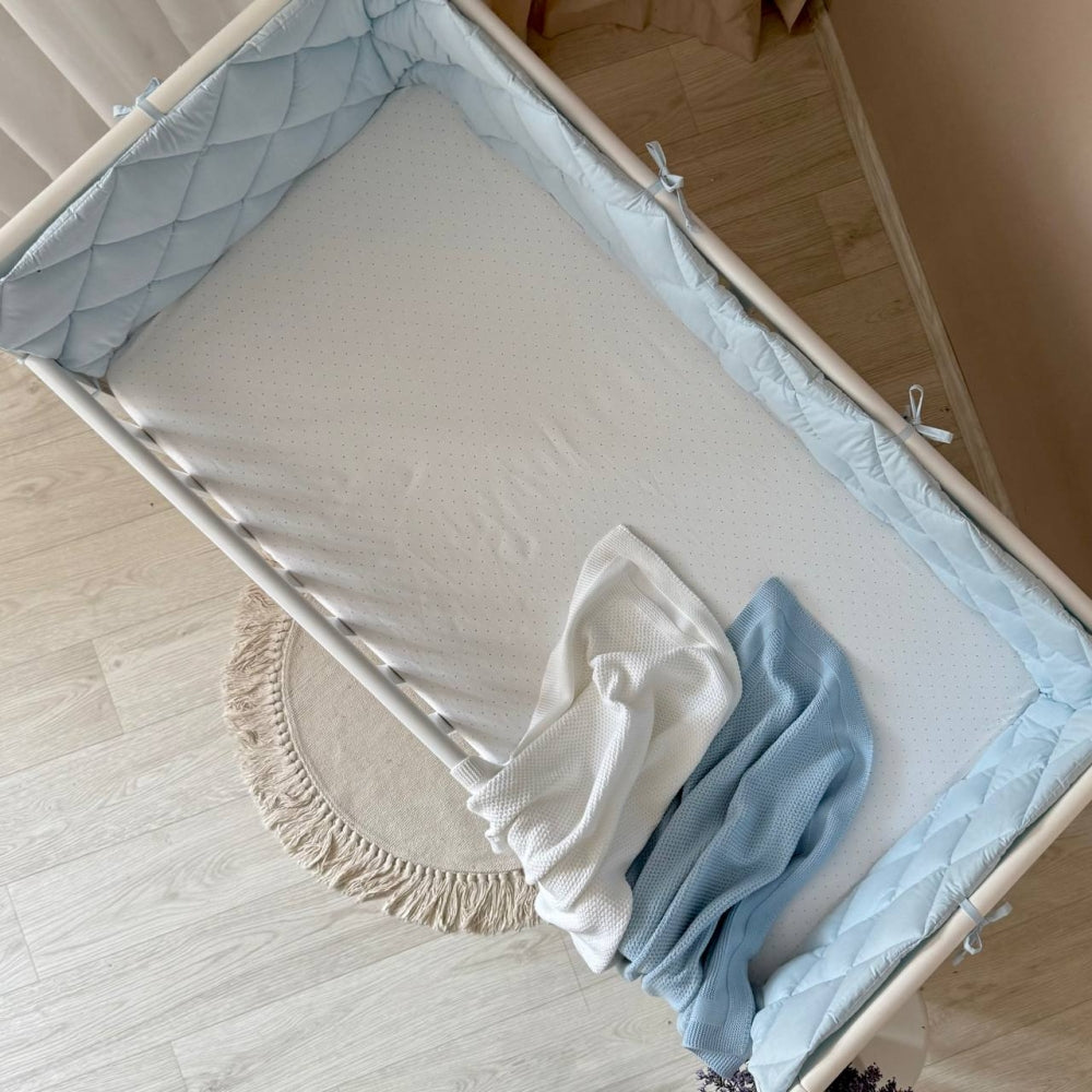 Prešívaný mantinel Baby Dream na 3 strany postieľky bledomodrý