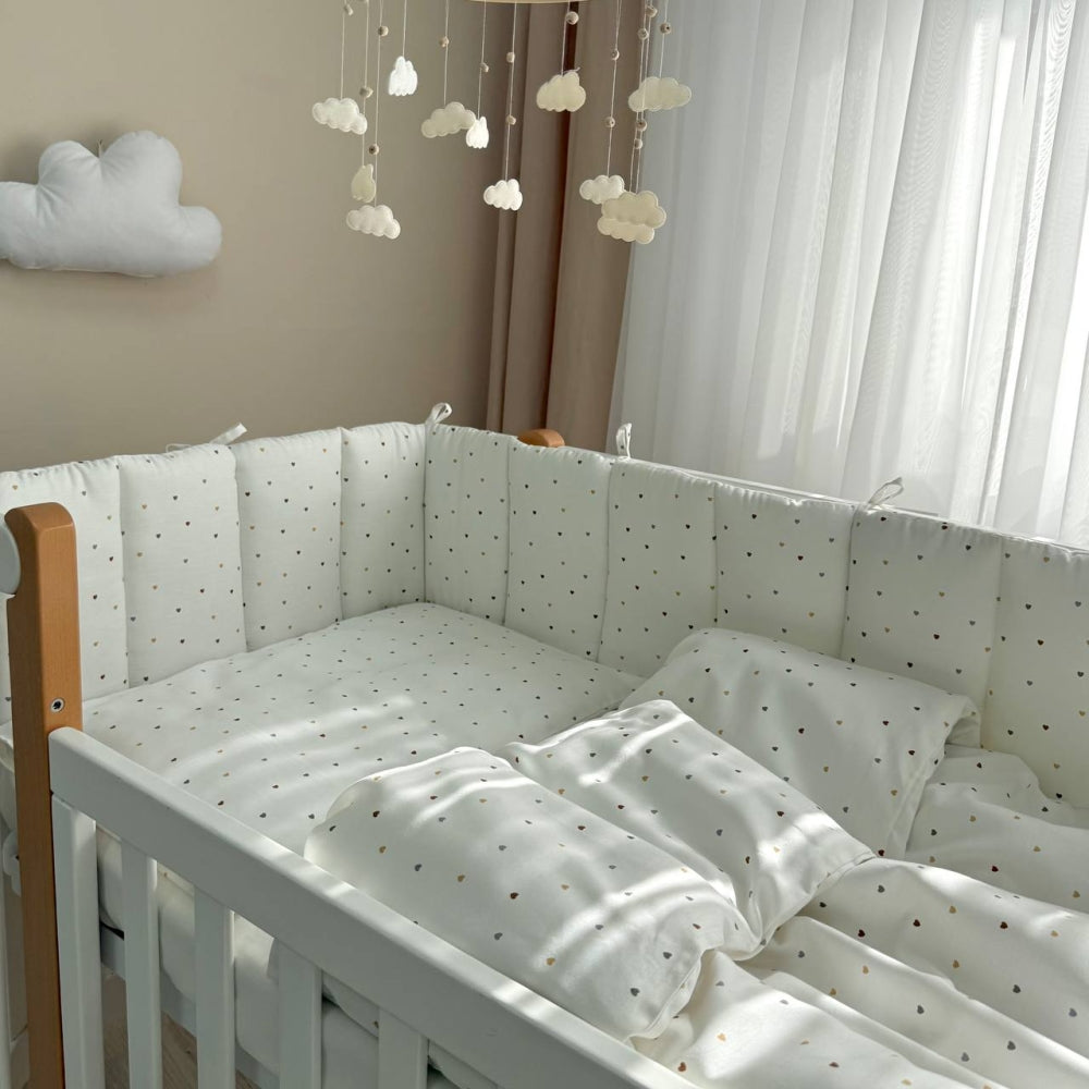 Saténový set do postieľky Tiny Love – srdiečka na mliečnom