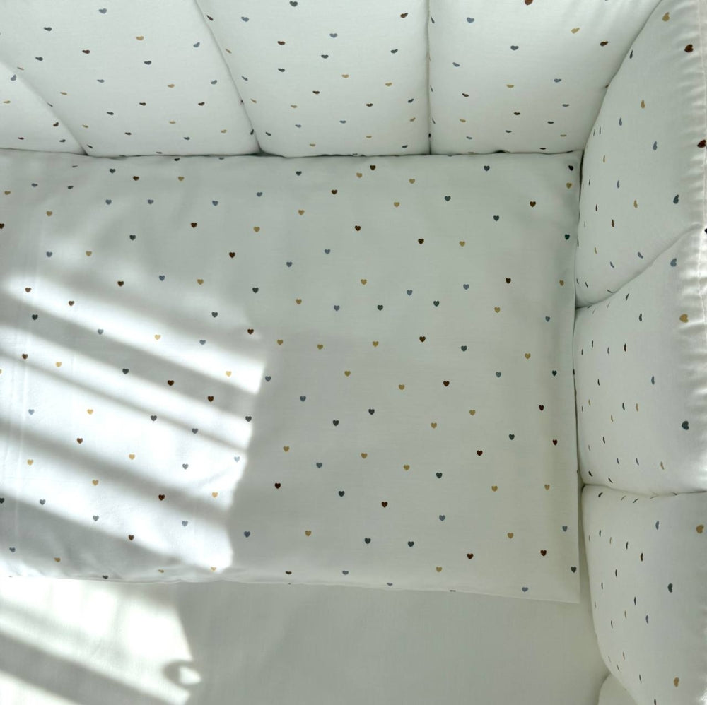 Saténový set do postieľky Tiny Love – srdiečka na mliečnom