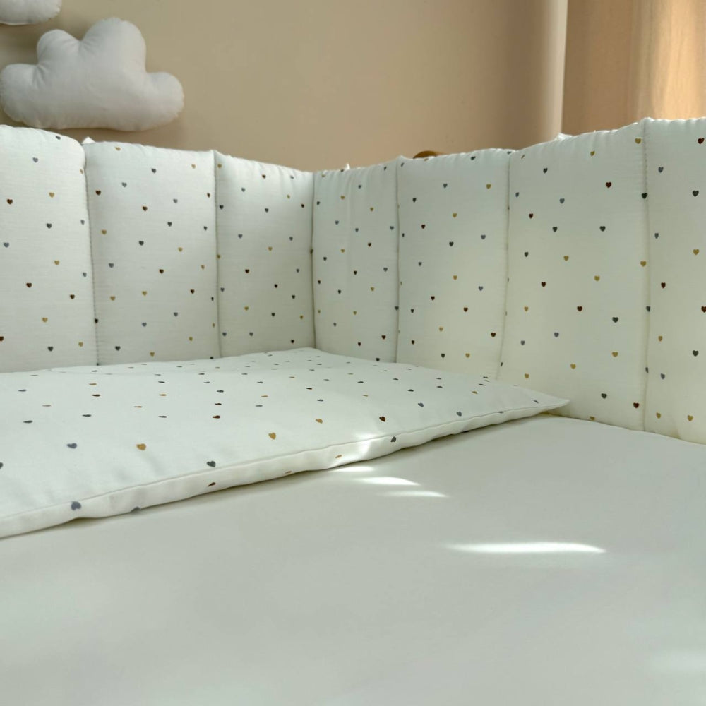 Saténový set do postieľky Tiny Love – srdiečka na mliečnom
