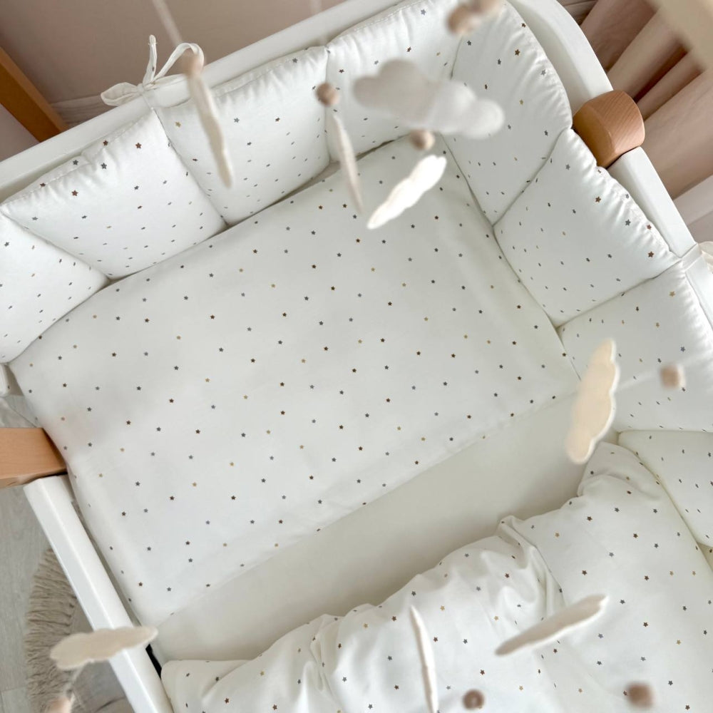 Saténový set do postieľky Tiny Love – hviezdičky na mliečnom