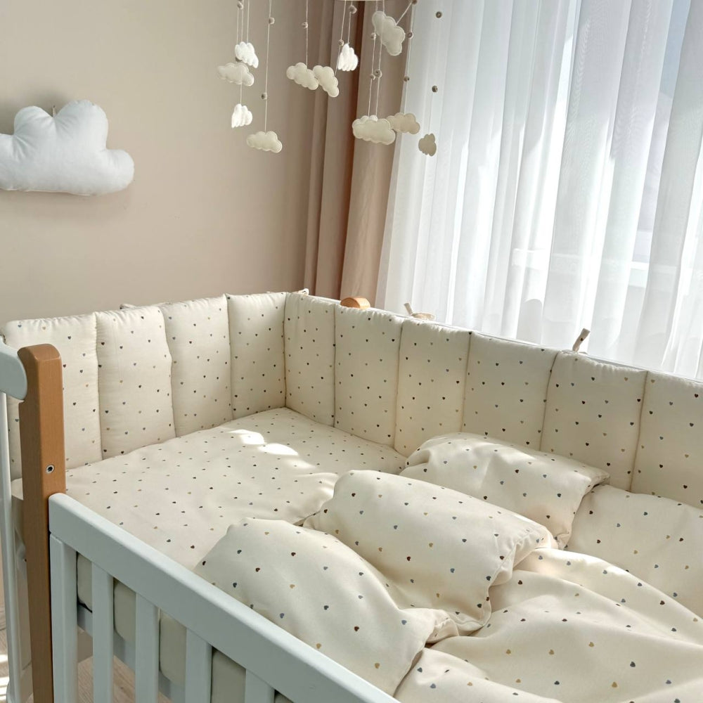 Saténový set do postieľky Tiny Love – srdiečka na béžovom