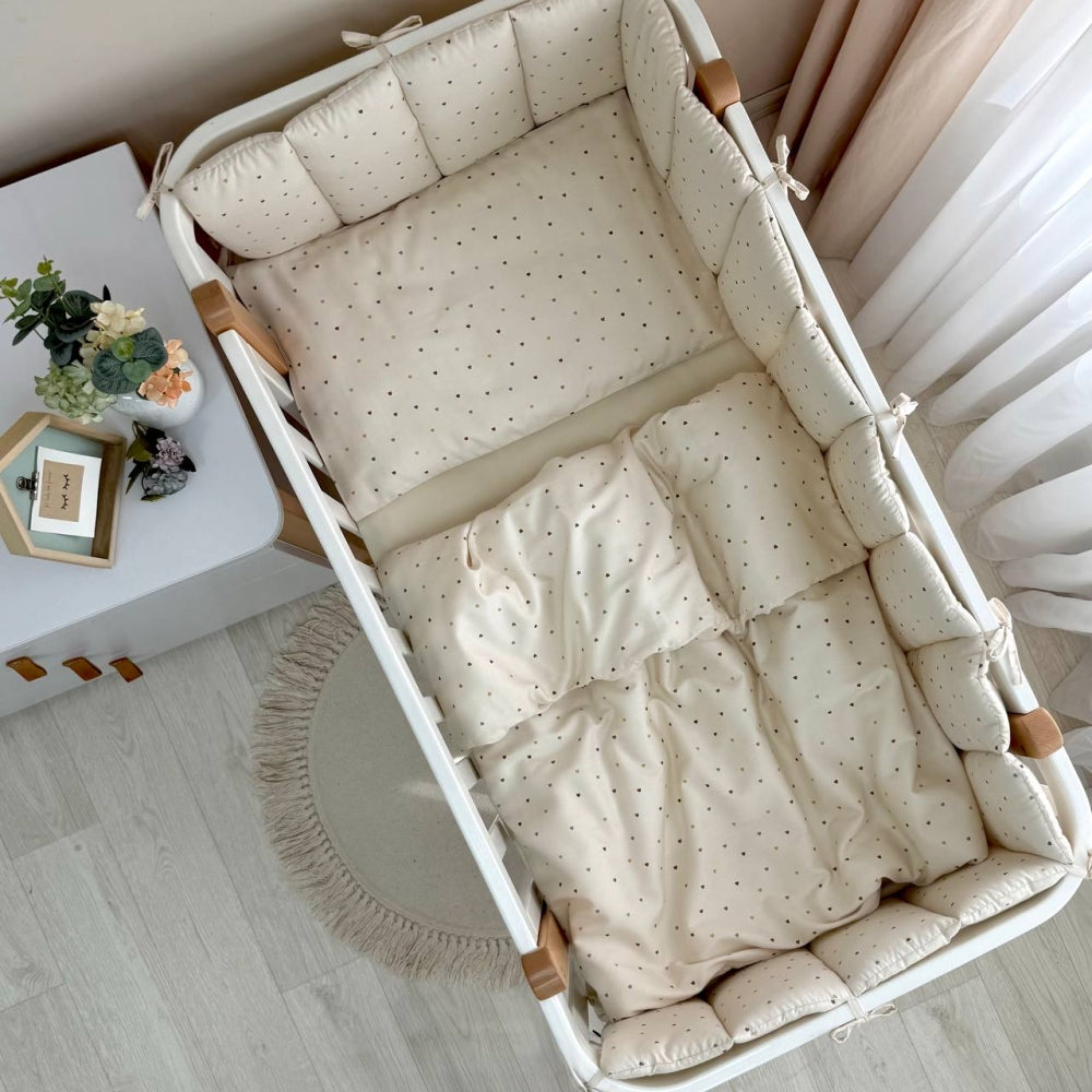 Saténový set do postieľky Tiny Love – srdiečka na béžovom