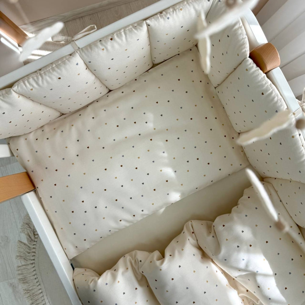 Saténový set do postieľky Tiny Love – srdiečka na béžovom