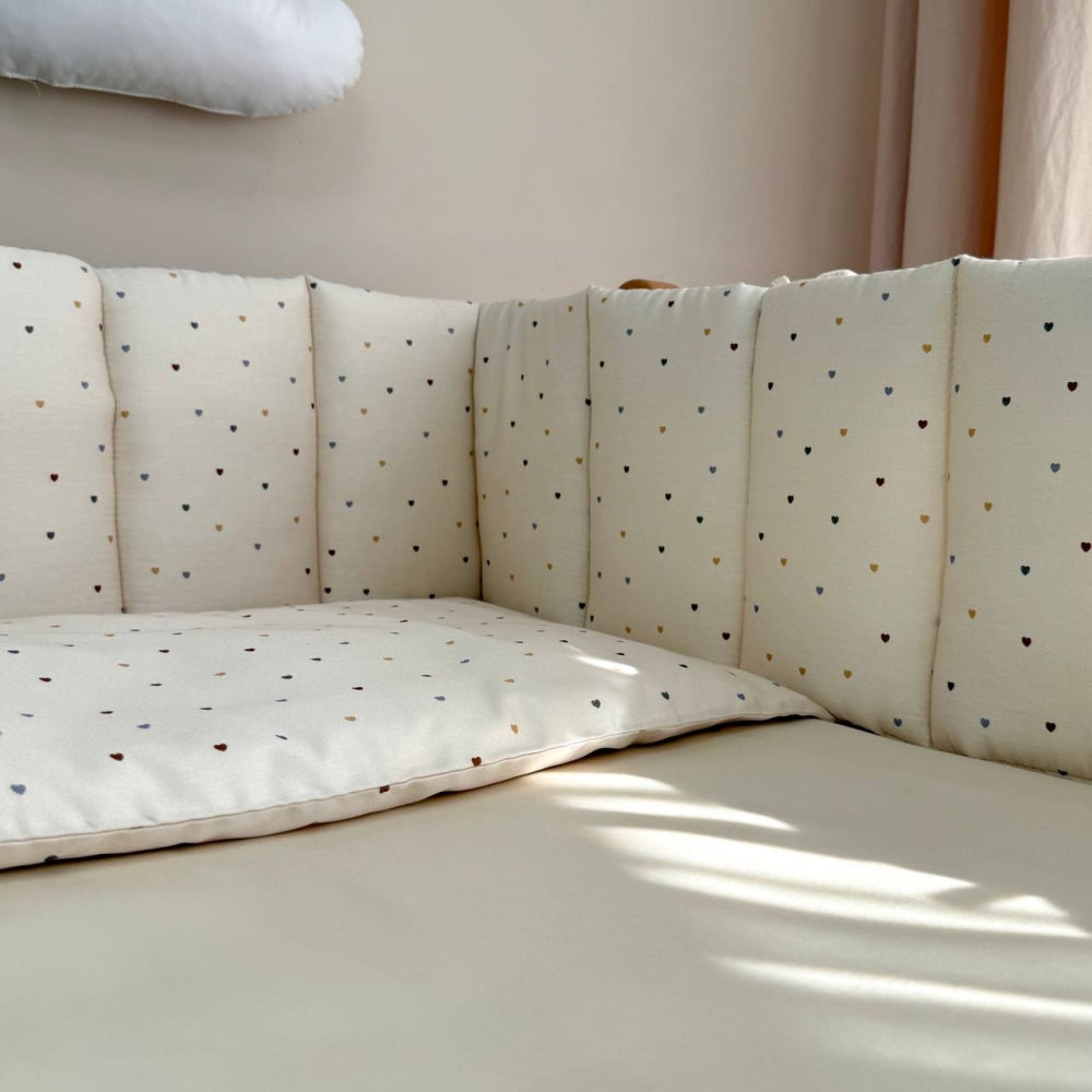 Saténový set do postieľky Tiny Love – srdiečka na béžovom