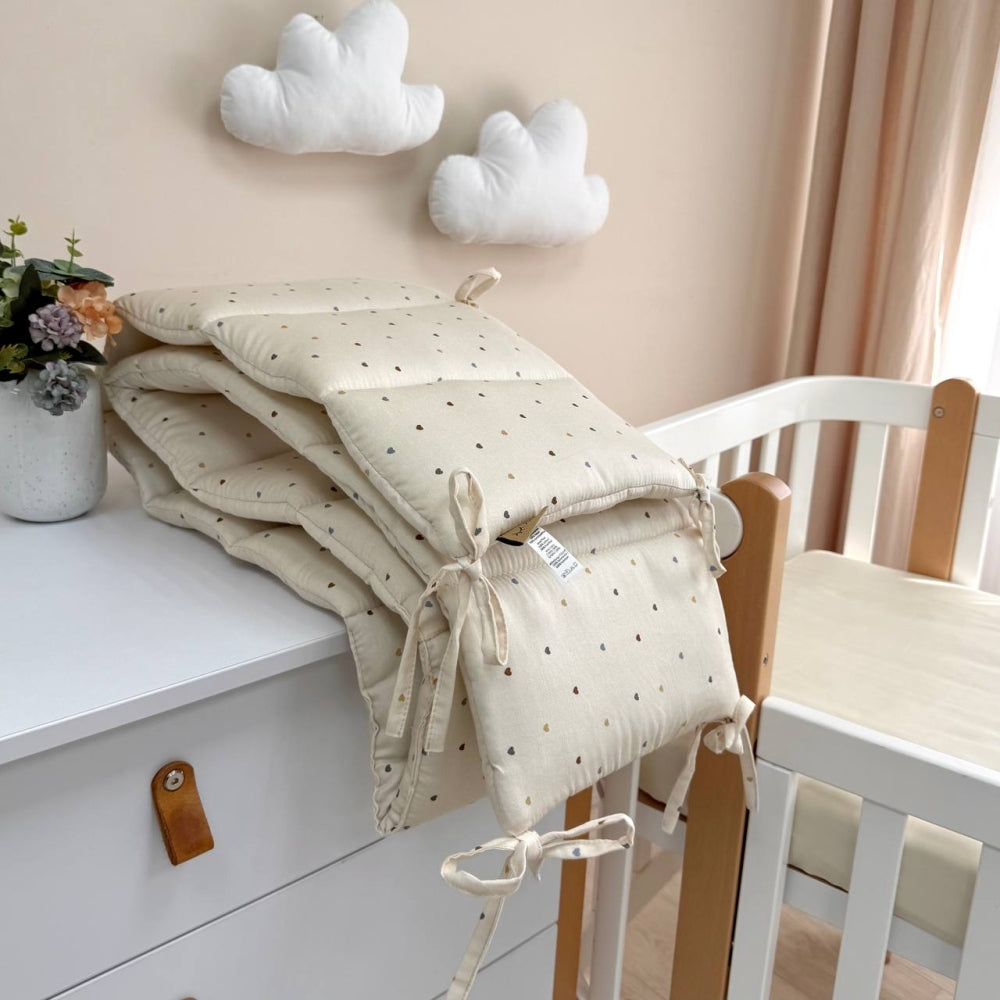 Saténový set do postieľky Tiny Love – srdiečka na béžovom