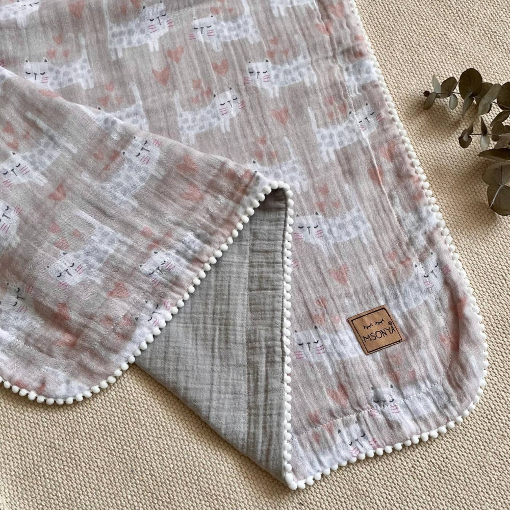 Mušelínová deka s brmbolcami pre bábätko Mačičky/sivá