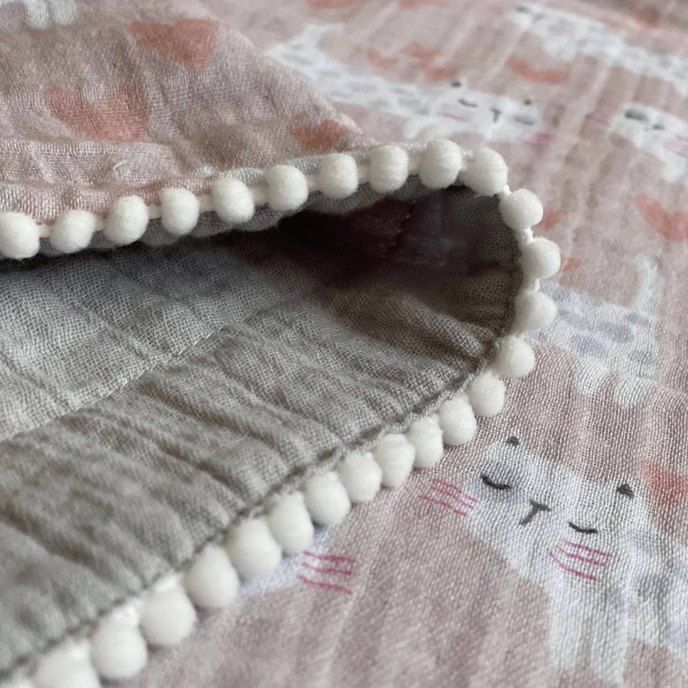 Mušelínová deka s brmbolcami pre bábätko Mačičky/sivá