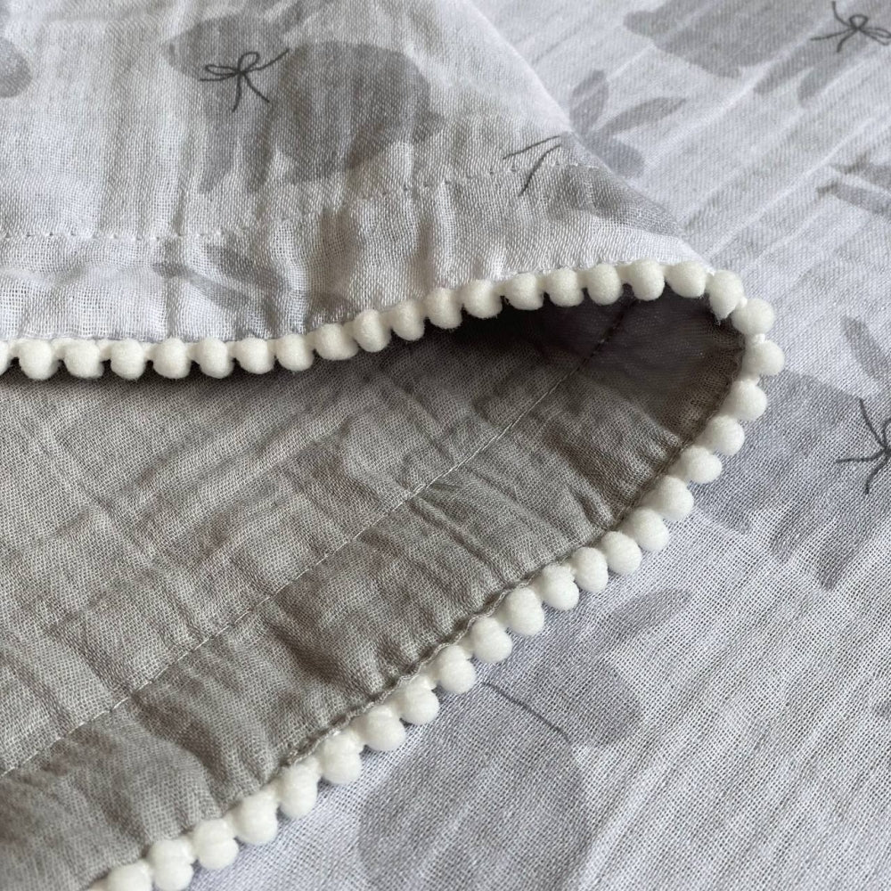 Mušelínová deka s brmbolcami pre bábätko sivé zajačiky/sivá