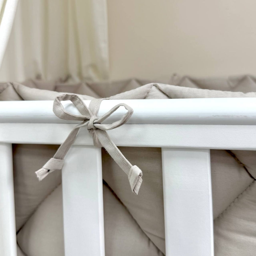 Výbava do postieľky Baby Mix – Zajačiky na rebríku béžový