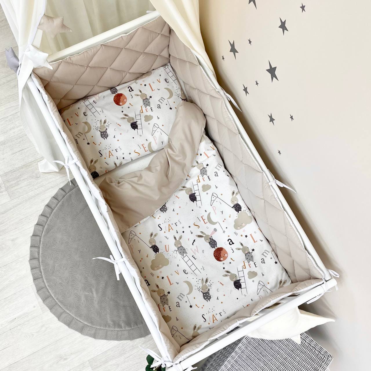 Výbava do postieľky Baby Mix – Zajačiky na rebríku béžový